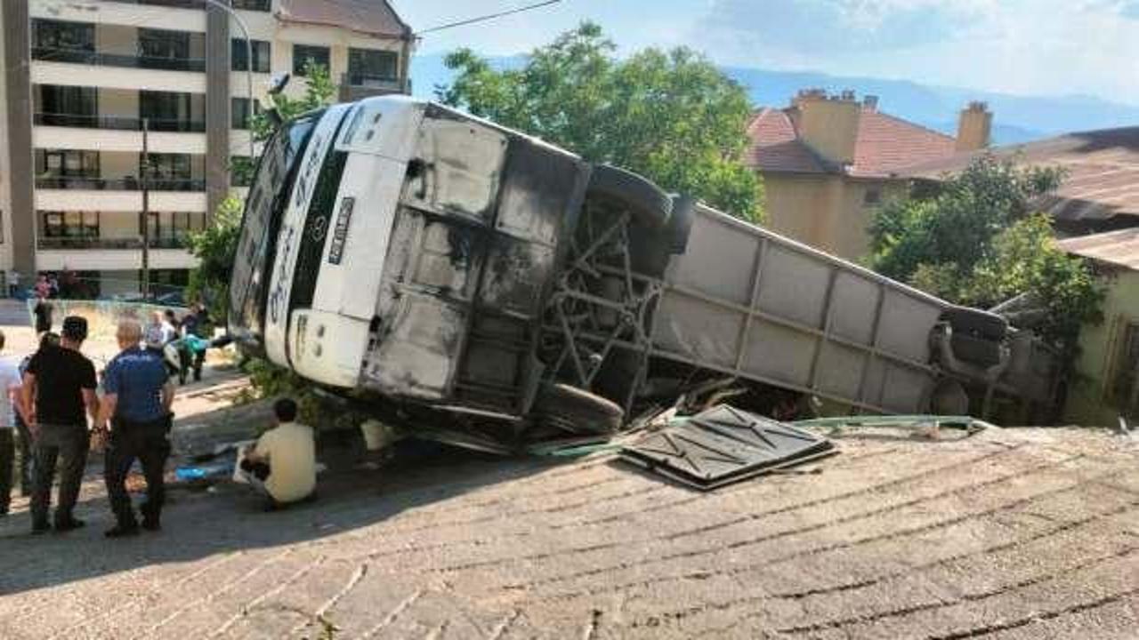 Tur otobüsü devrildi: 3'ü ağır 26 kişi yaralandı