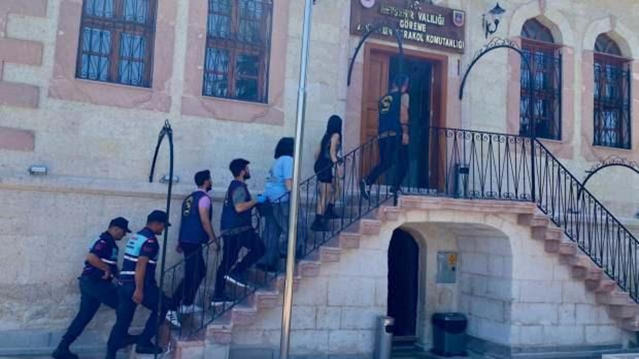Turistin yüklü para bulunan çantasını çalan kadın turistler yakalandı