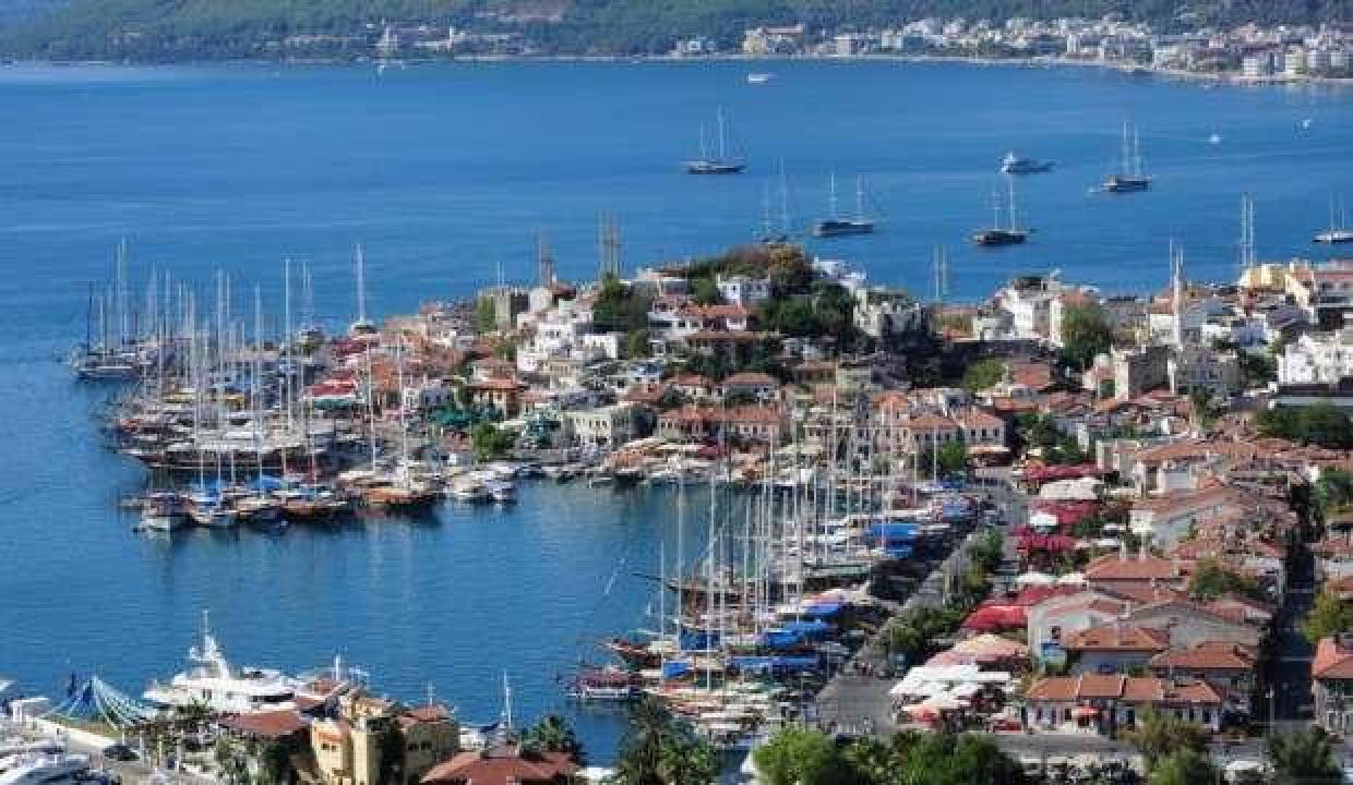 Turistler Marmaris'e gelmeye başladı