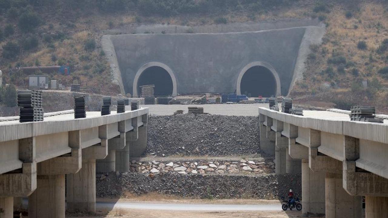 Turizm kentlerini bağlayan Akdeniz Sahil Yolu'nda çalışmalar devam ediyor