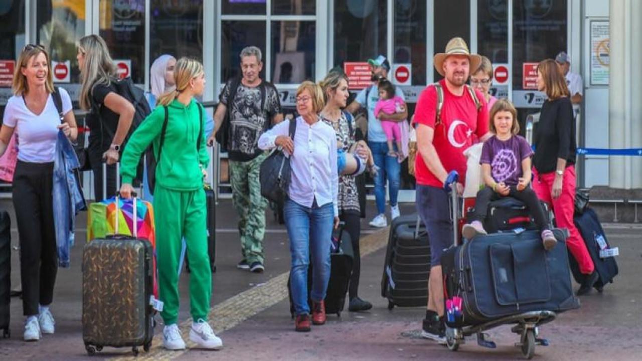 Turizm merkezlerindeki havalimanlarını 102 milyondan fazla yolcu kullandı