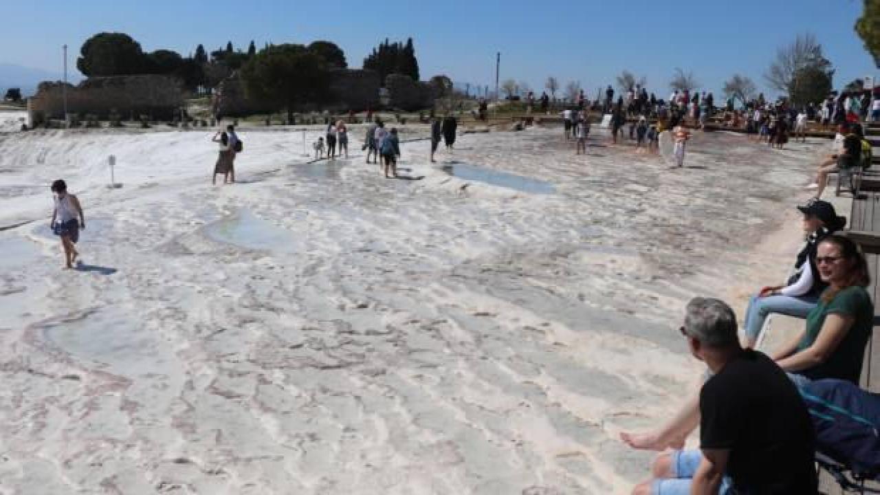 Turizmciler Çardak Havaalanı’na yapılan seferlerinin arttırılmasını bekliyor