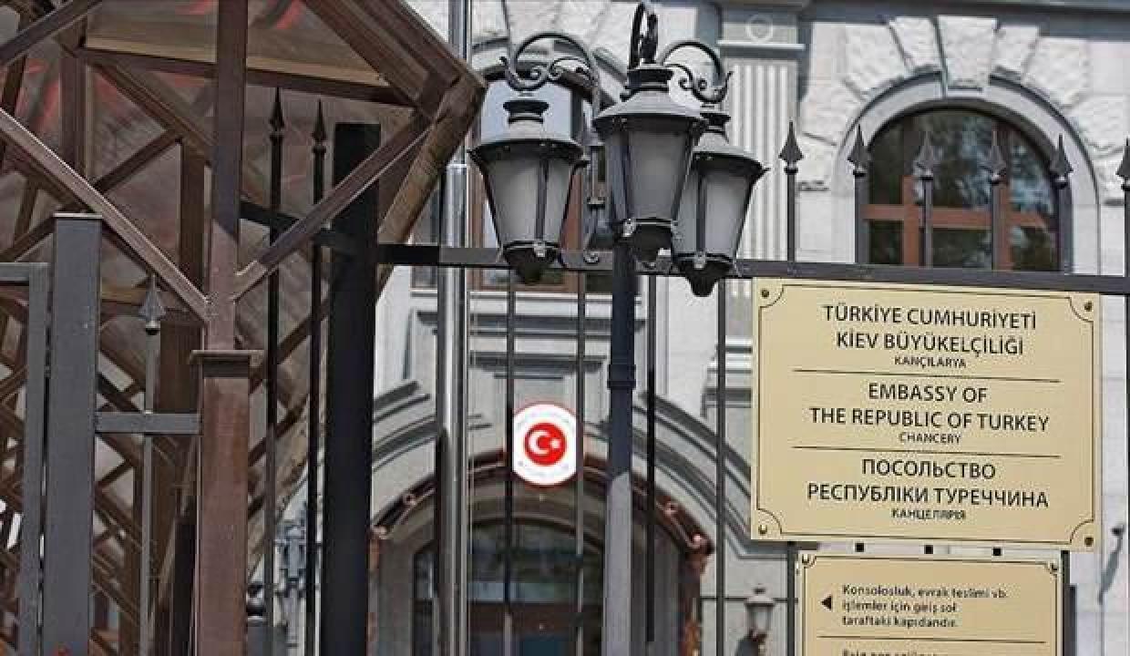Türk büyükelçiliği 1 ay sonra yeniden Kiev'de faaliyetlerine başladı