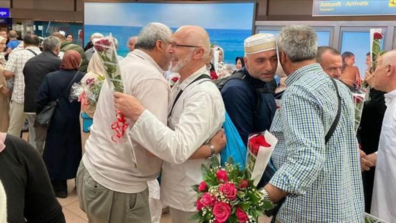 Türk hacılar güllerle karşılandı
