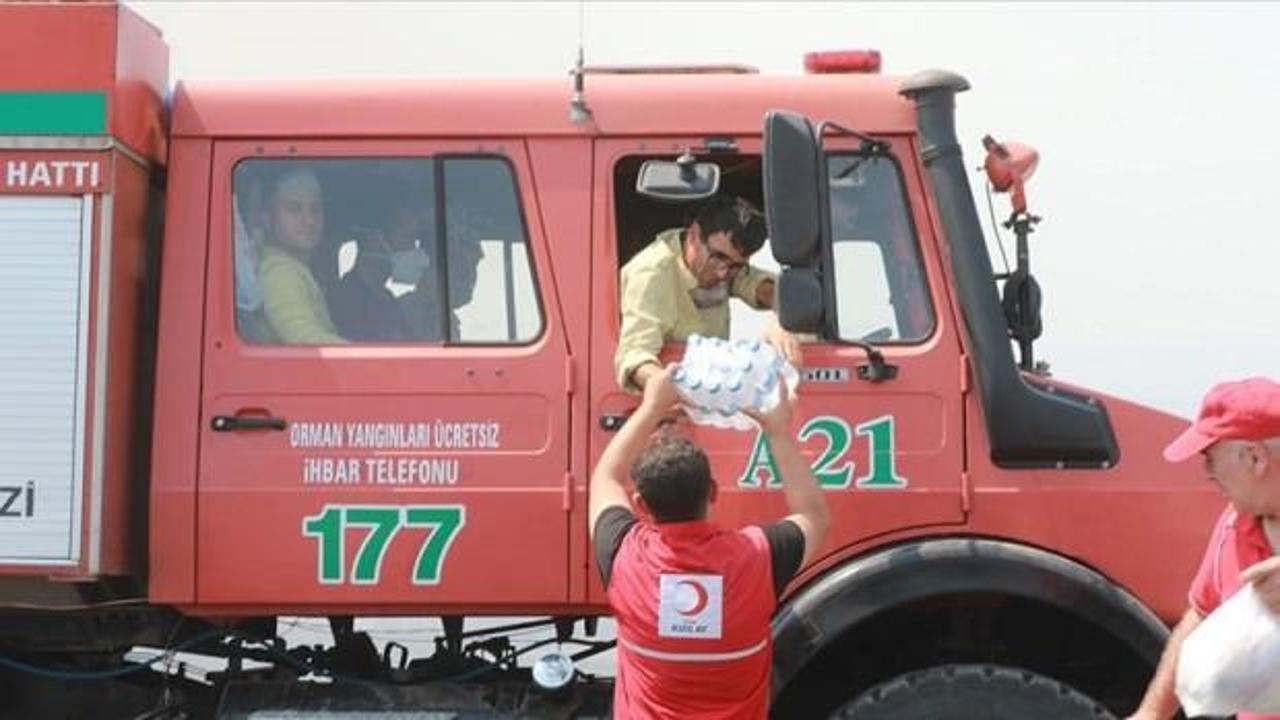 Türk Kızılay, Çanakkale'deki yangın ekipleri ile vatandaşlara yemek ve su dağıttı