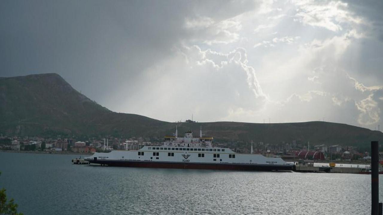Türkiye'nin en büyük feribotları Van Gölü'nde hizmet ediyor