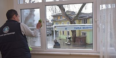 Tuzla Belediyesi 65 yaş üstü sakinlerin evlerini temizliyor