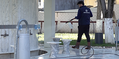Tuzla Belediyesi, ibadethaneleri çok fonksiyonlu araçlarla temizliyor