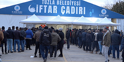 TUZLA BELEDİYESİ’NİN KIRIKHAN VE TUZLA’DAKİ ÇADIRLARINDA İLK İFTAR YAPILDI