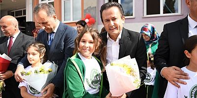 Tuzla’da öğrenciler defterlerini ve kitaplarını sıralarında buldu