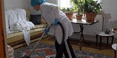TUZLA’DA YAŞAYAN 65 YAŞ ÜSTÜ VATANDAŞLARIN EV TEMİZLİĞİ BELEDİYE EKİPLERİ TARAFINDAN YAPIYOR