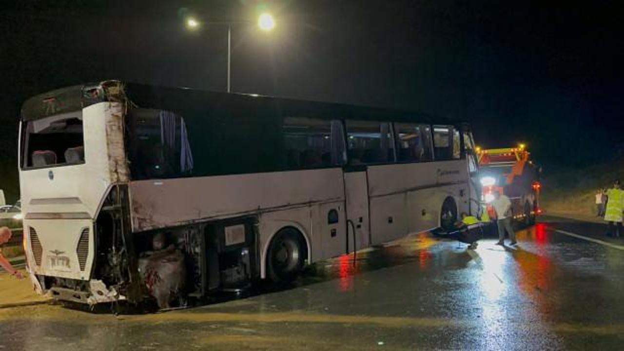 Tuzla Kuzey Marmara Otoyolu'nda yolcu otobüsü devrildi: 2 yaralı