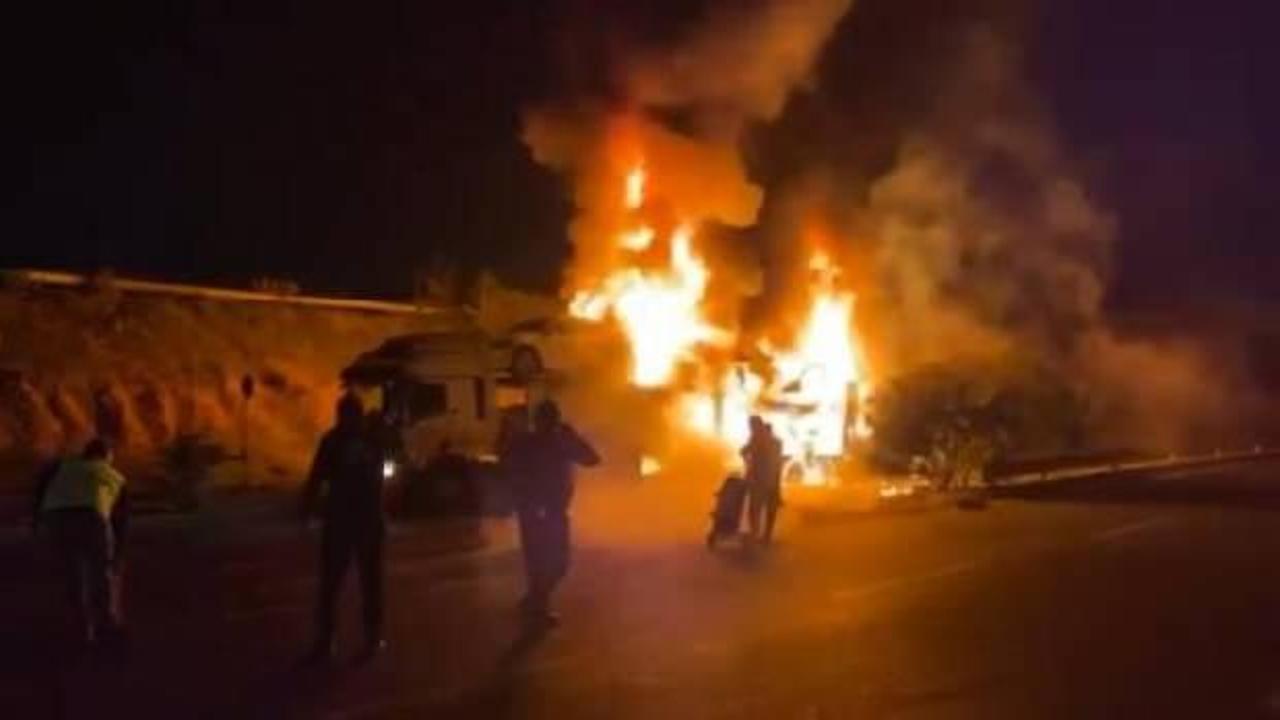 Tuzla'da elektrikli otomobiller alev alev yandı