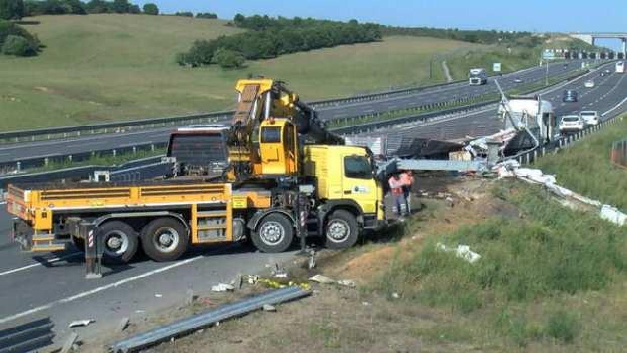 Tuzla'da TIR trafik levha direğine çarptı: 2 kişi yaralandı