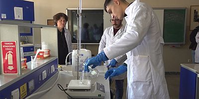 TUZLALI LİSE ÖĞRENCİLERİ KENDİ ÜRETTİKLERİ DEZENFEKTANI DEPREM BÖLGELERİNE GÖNDERDİ