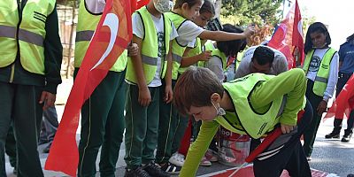 Tuzlalı öğrenciler ‘Yayalara öncelik duruşu” için yaya geçidini kırmızıya boyandı 