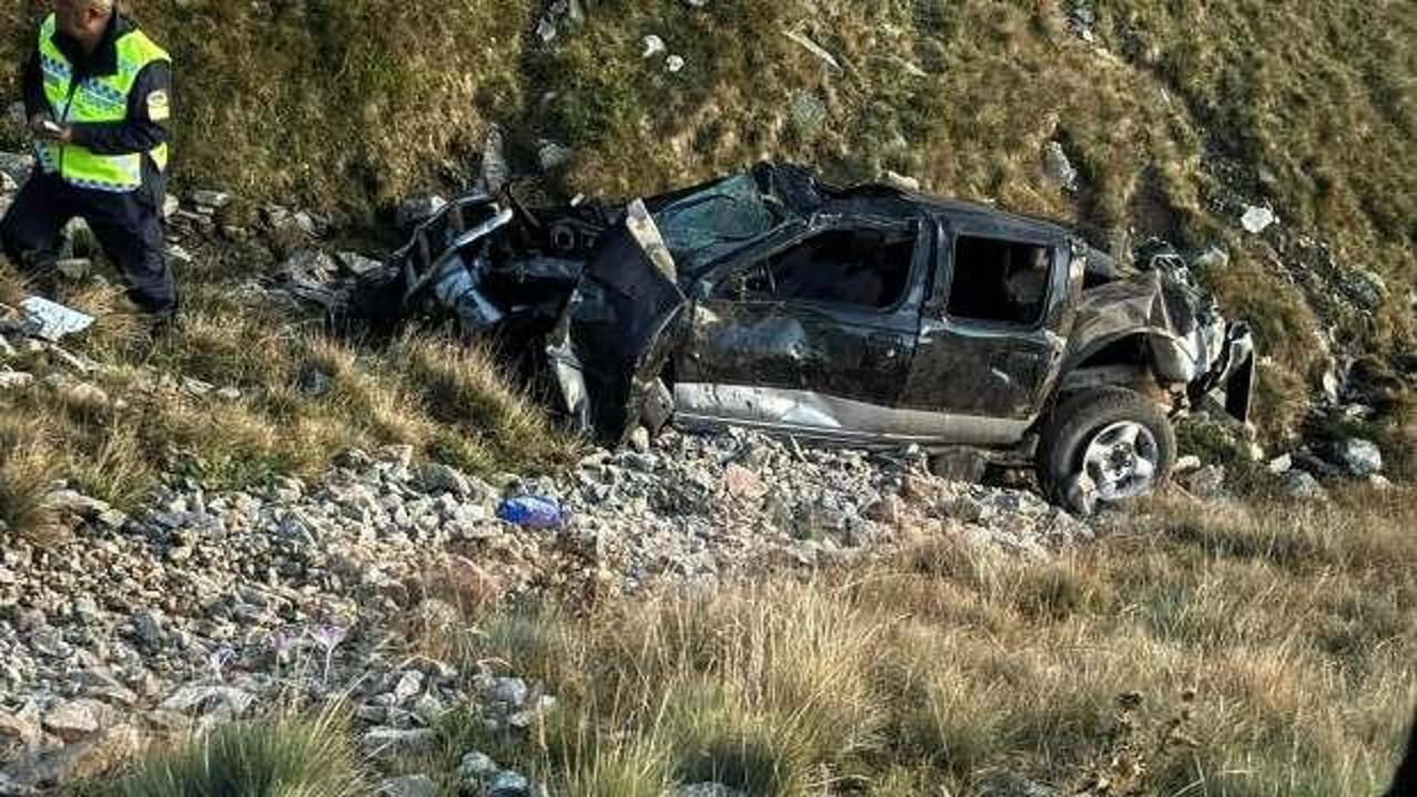 Uçuruma yuvarlanan kamyonetin sürücüsü öldü, eşi yaralı