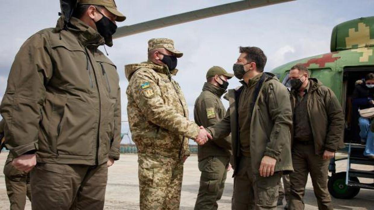 Ukrayna Devlet Başkanı Zelenskiy Rusya'nın vurduğu Harkiv'e gitti
