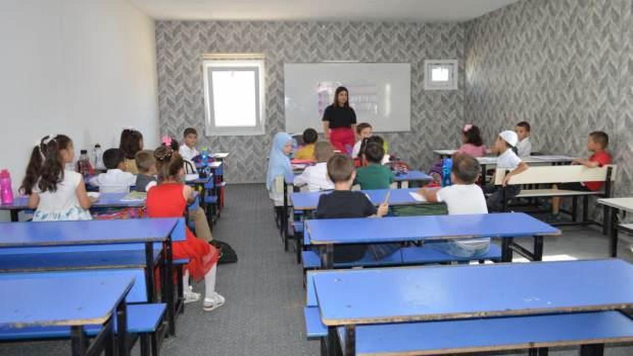 Ukrayna'dan tahliye edilip, Elazığ'a getirilen Ahıska Türkü 800 öğrenci eğitimde