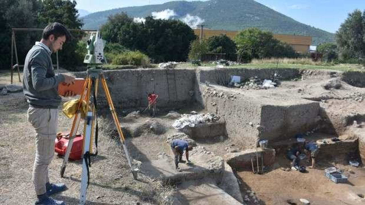 Ulucak Höyüğü'nde sapı kemikten, ucu çakmak taşından 7 bin 800 yıllık 'orak' bulundu