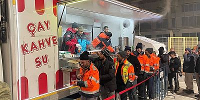 ÜMRANİYE BELEDİYESİ’NİN YEMEK KAZANLARI DEPREMZEDELER İÇİN KAYNIYOR