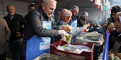 ÜMRANİYE'DE KARADENİZ RÜZGÂRI ESTİ: 3 TON HAMSİ DAĞITILDI