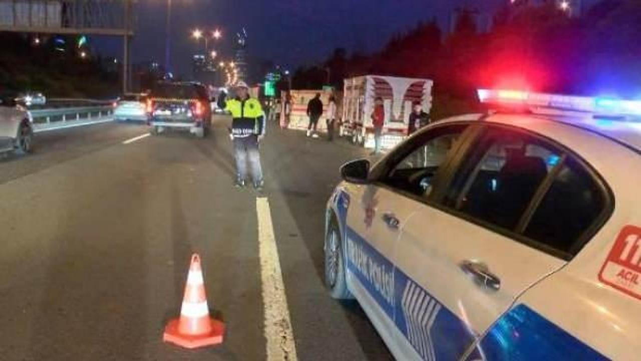 Ümraniye TEM Otoyolu'nda meyve yüklü kamyonet devrild