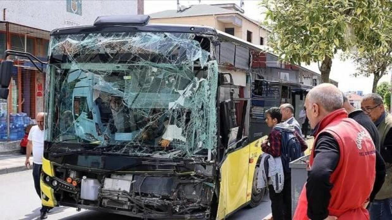 Ümraniye'de 2 İETT otobüsünün çarpıştığı kazada 3 kişi yaralandı