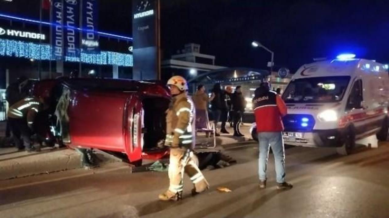 Ümraniye'de, alkollü sürücü kaldırıma çarpıp takla attı