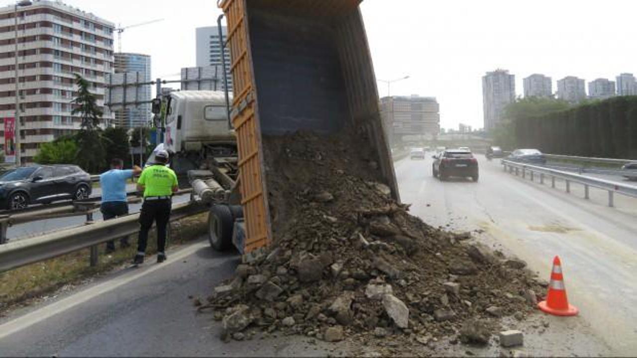 Ümraniye'de damperi açılan kamyon bariyerlere çıktı
