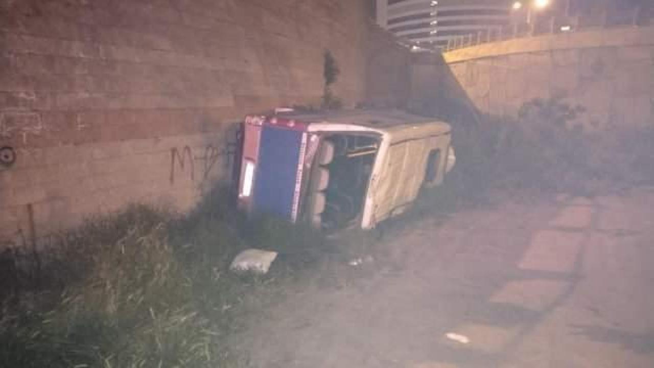 Ümraniye’de minibüs şarampole yuvarlandı: 2 yaralı