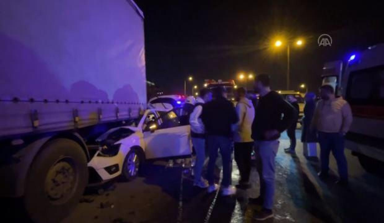 Ümraniye'de tıra çarpan otomobildeki 2 kişi yaralandı: Otomobil kullanılamaz hale geldi!