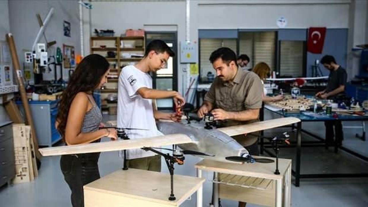Üniversiteliler kargo taşıyan insansız hava aracı 