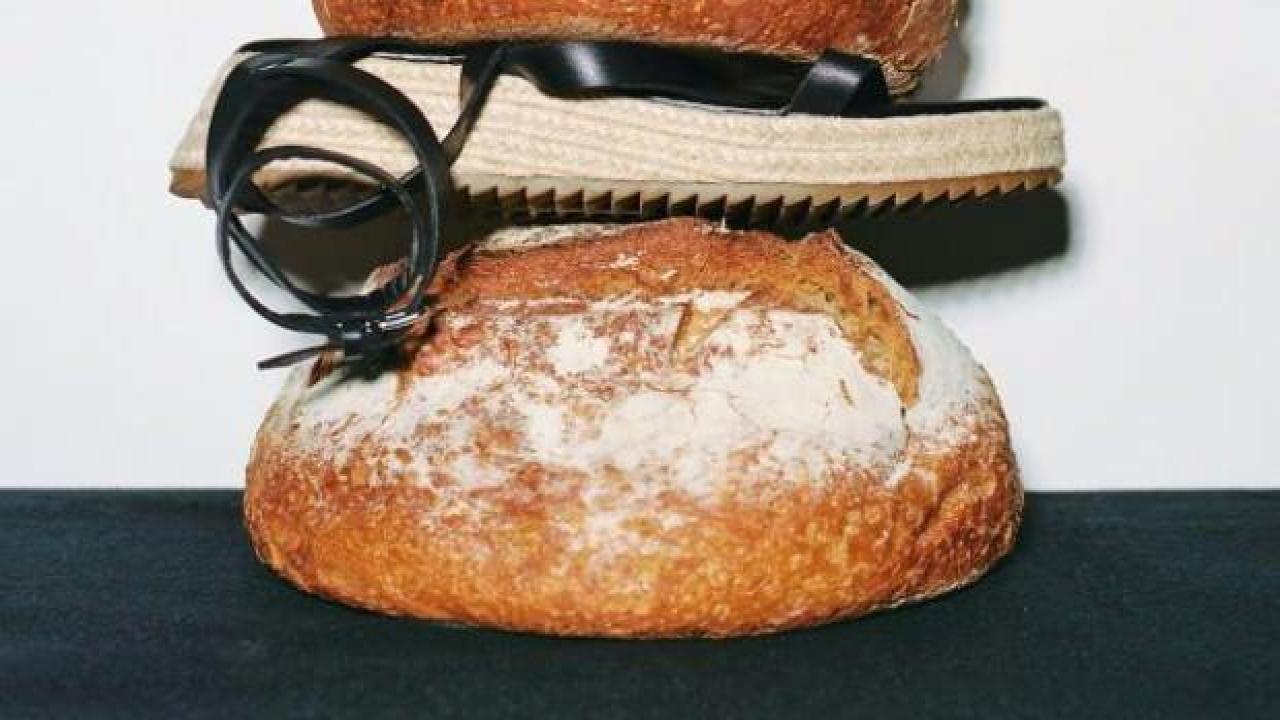 Ünlü giyim markası, ekmeği ayaklar altına aldı: Yıldız Tilbe'den sert tepki!