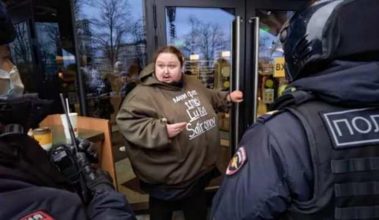 Ünlü Rus ressamın oğlu kendisini Mc Donald's'ın kapılarına kelepçeledi