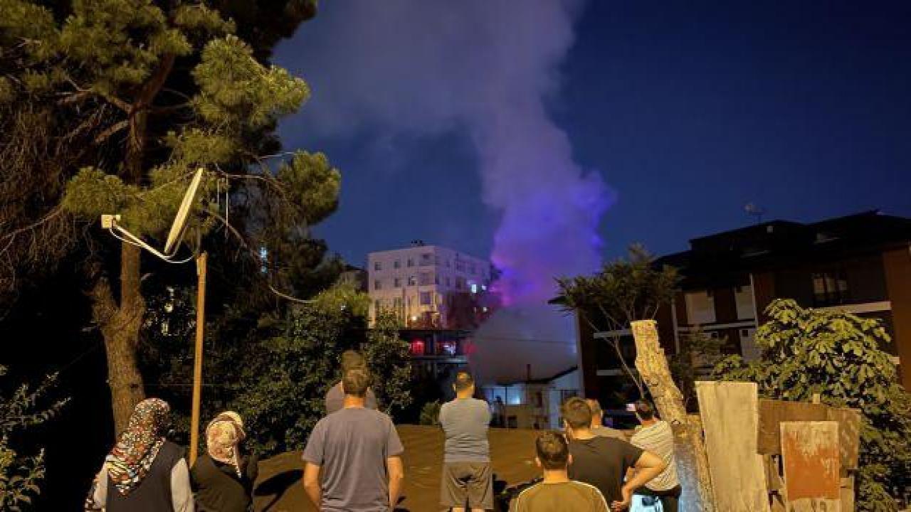 Üsküdar'da iki katlı binada çıkan yangın söndürüldü