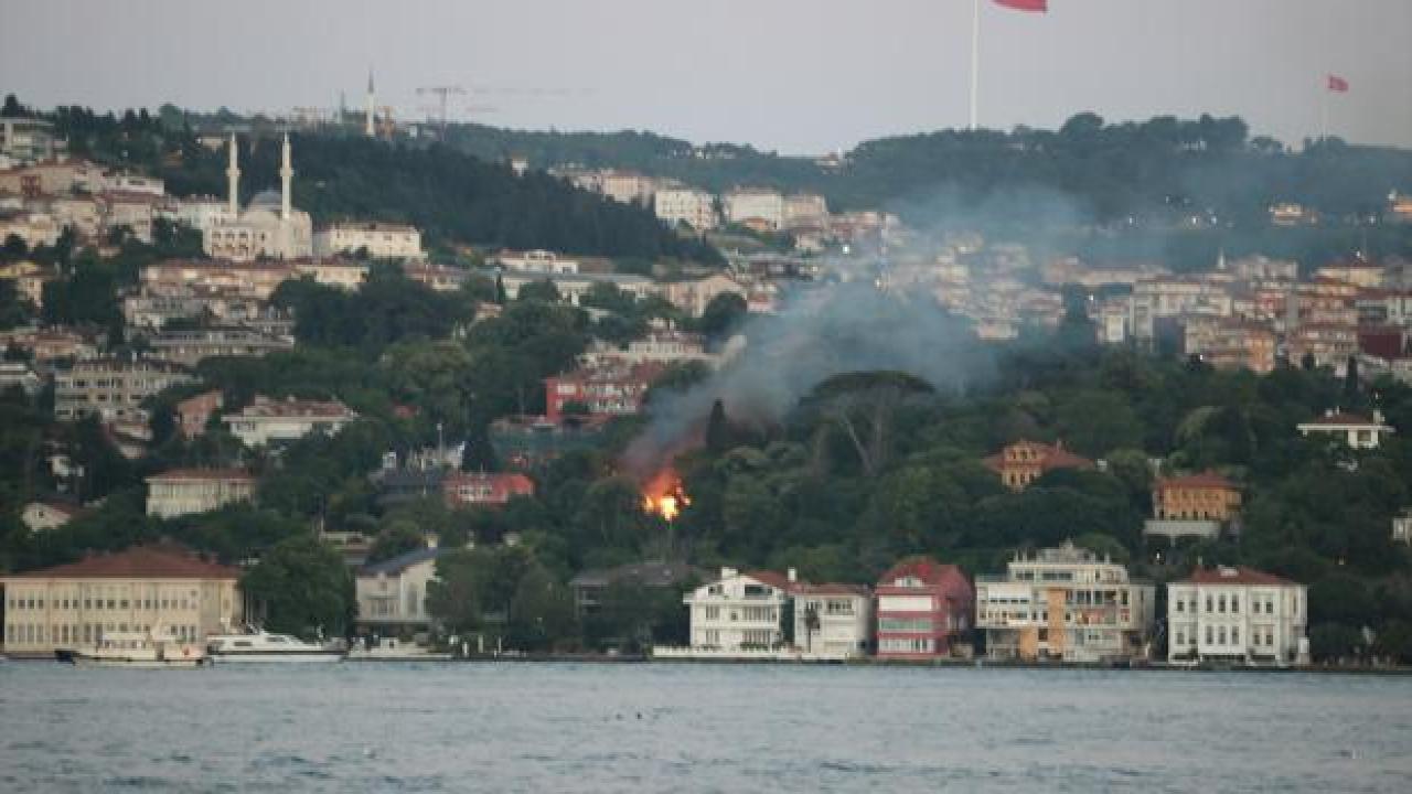 Üsküdar'da korkutan yangın!