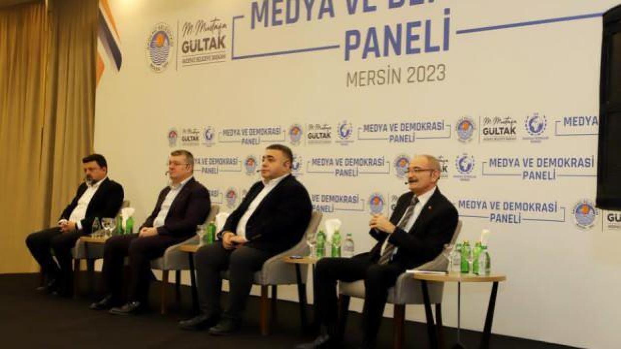 Usta gazetecilerin katıldığı 'Medya ve demokrasi' paneli düzenlendi