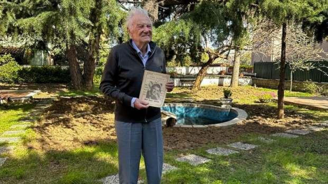 Usta oyuncu Göksel Arsoy, eserlerini TRT'ye bağışladı