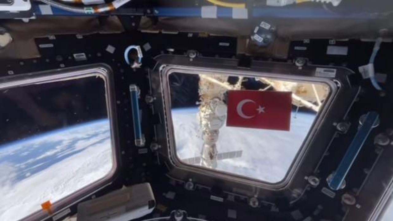 Uzayda Türk bayrağı: Rus kozmonot Cumhuriyet’in 100. yılını uzaydan kutladı...