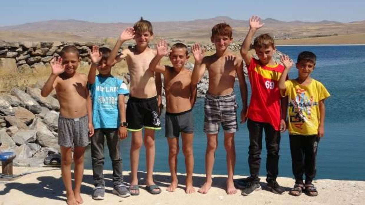 Van Gölü'ne giren sarışın oluyor