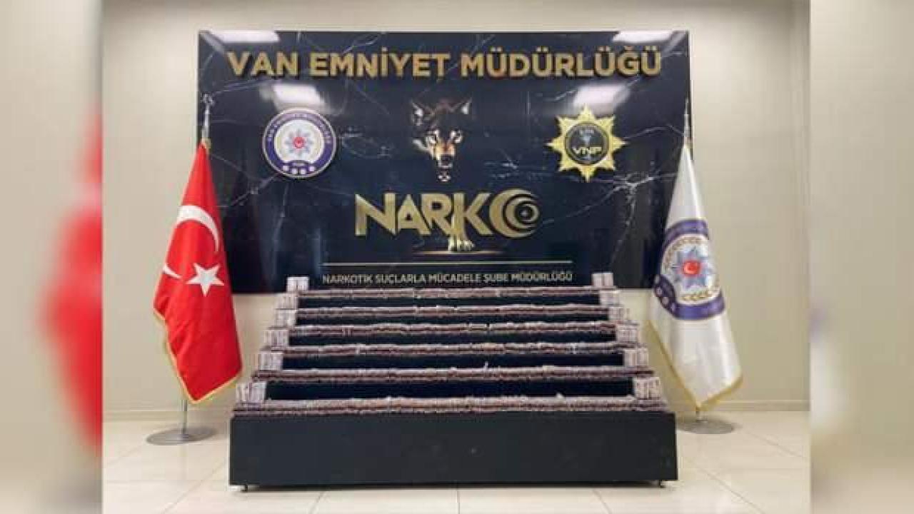 Van'da, araçta 28 bin 80 sentetik hap ele geçirildi