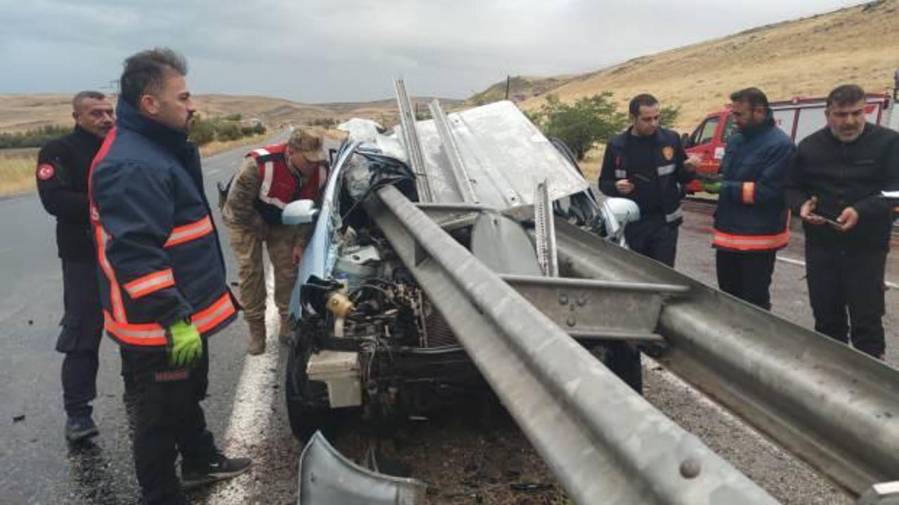 Van'da feci kaza! Bariyerlere saplanan otomobilden sağ çıktı