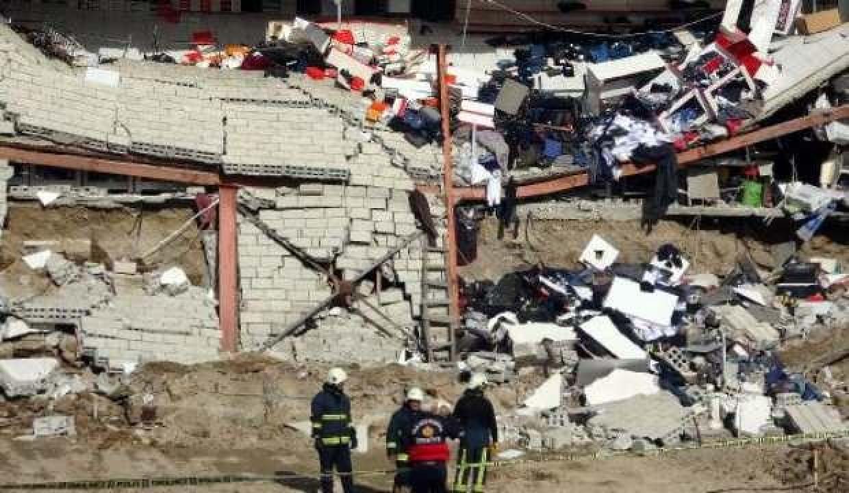 Van'da kazı yapılan inşaat alanının yanındaki AVM'nin duvarı çöktü
