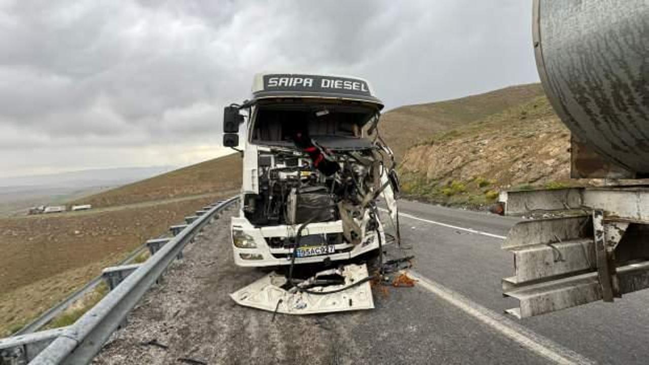 Van'da korkunç kaza: TIR'lar kafa kafaya çarpıştı!