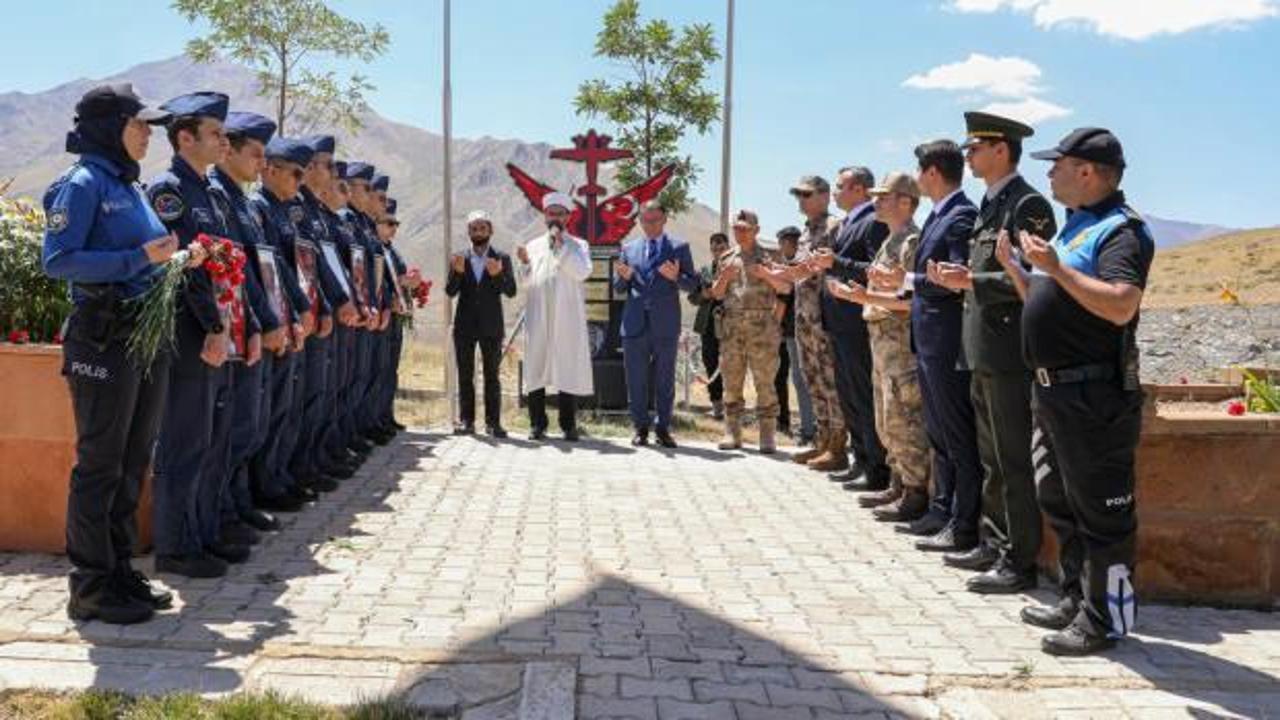 Van'da uçak kazasında şehit olan 7 emniyet mensubu anıldı
