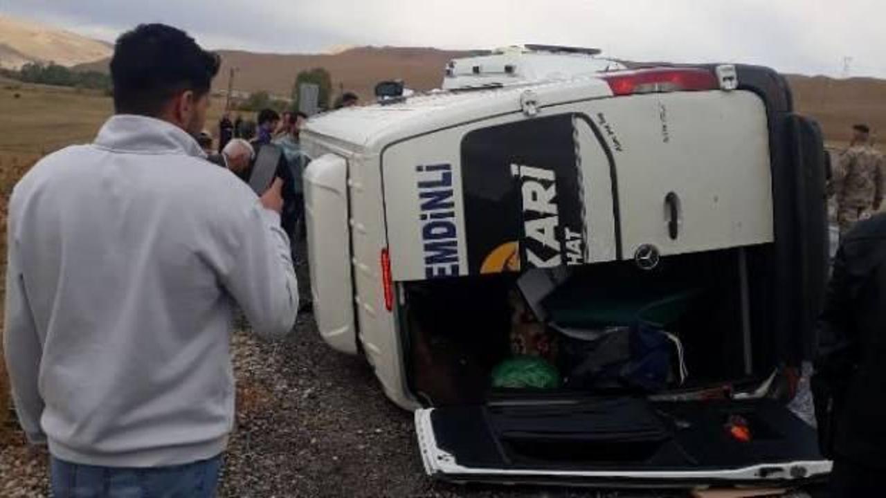 Van'da yolcu minibüsü devrildi