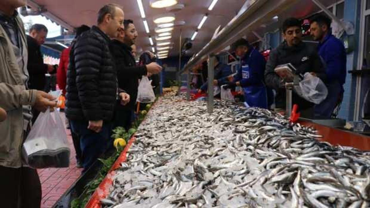 Vatandaş hamsi tezgahlarına akın etti