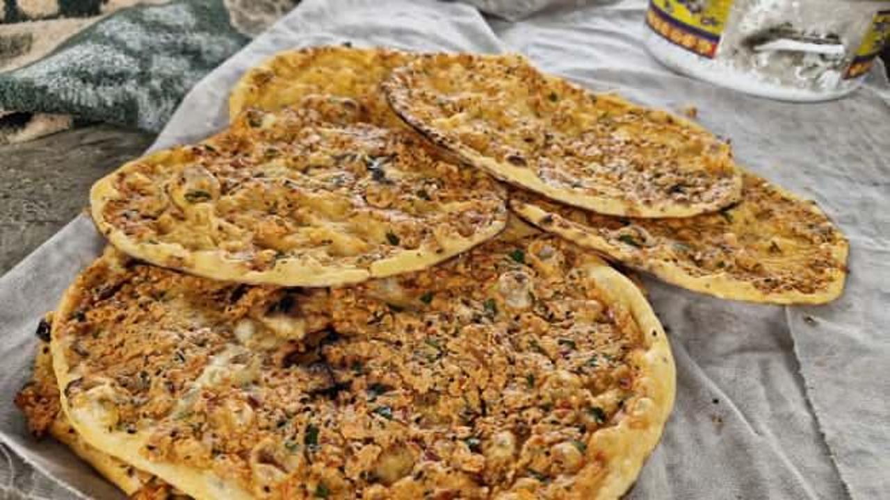 Vefakar çift, kavurucu sıcakta evlatlarını okutabilmek için tandır başında ter döküyor