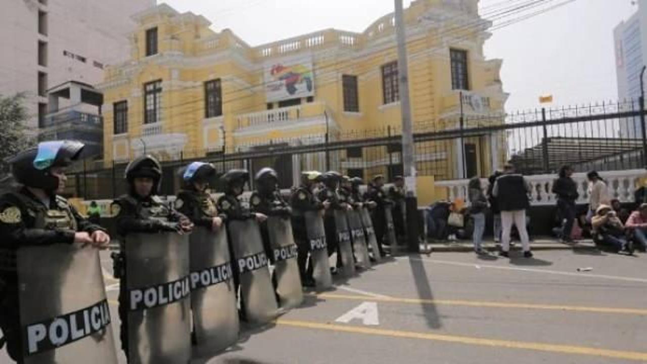 Venezuela'da ortalık karıştı! Çok sayıda asker ve polis yaralı